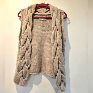 Kaisely chunky knit vest used small acrylic 70% wool 30%